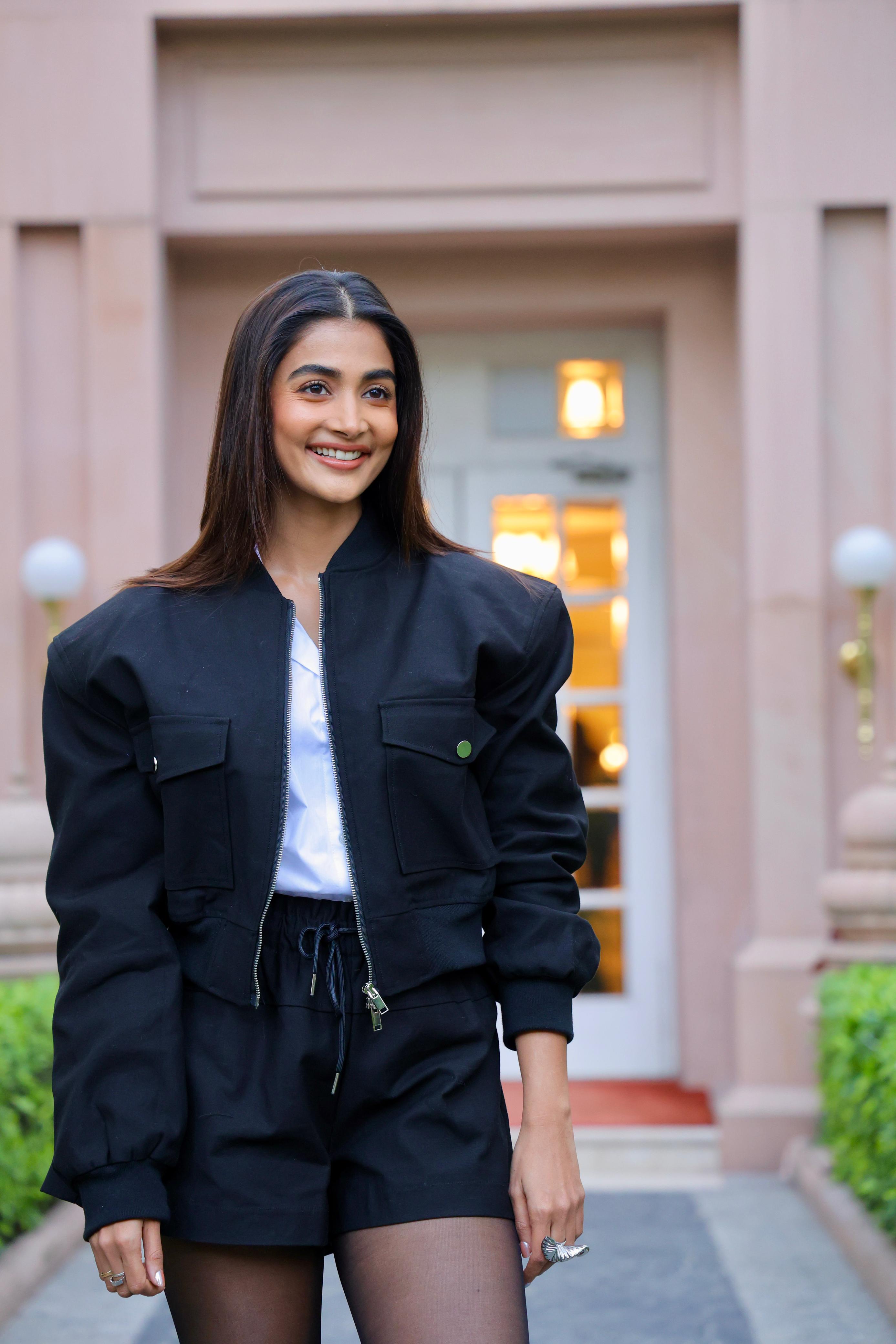 Candid Moments Of Pooja Hegde And Shahid Kapoor Promoting 