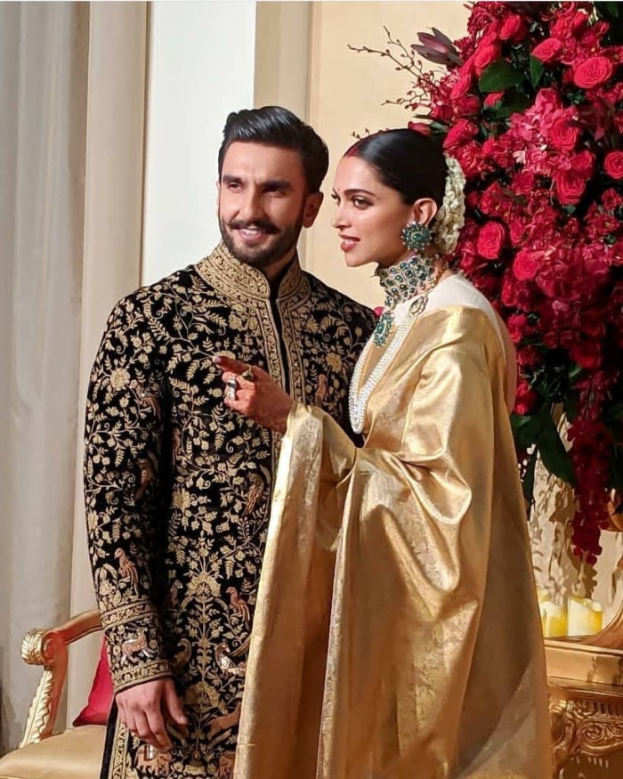 दीपिका पादुकोण भी बॉलीवुड की एक मशहूर एक्ट्रेस है और आपको बता दें कि जब वह अपने पति रणवीर सिंह के साथ में खड़ी होती है तो काफी लंबी लगती हैं