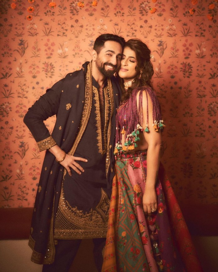 आयुष्मान खुराना बॉलीवुड के एक मशहूर अभिनेता है और उन्हें मल्टी टैलेंटेड भी कहा जाता है। लेकिन आपको बता दें कि आयुष्मान खुराना की पत्नी ताहिरा कश्यप उनसे हाइट में थोड़ी सी लंबी है।