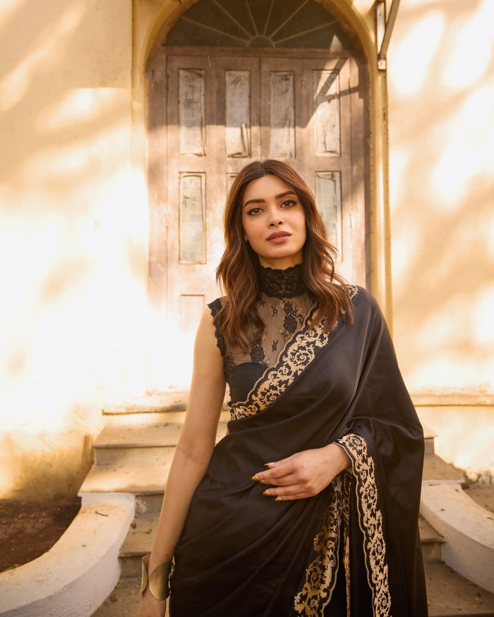 The black lace blouse with floral patterns adds a contemporary touch to the classic saree, highlighting Diana's impeccable sense of style and fashion-forward approach.