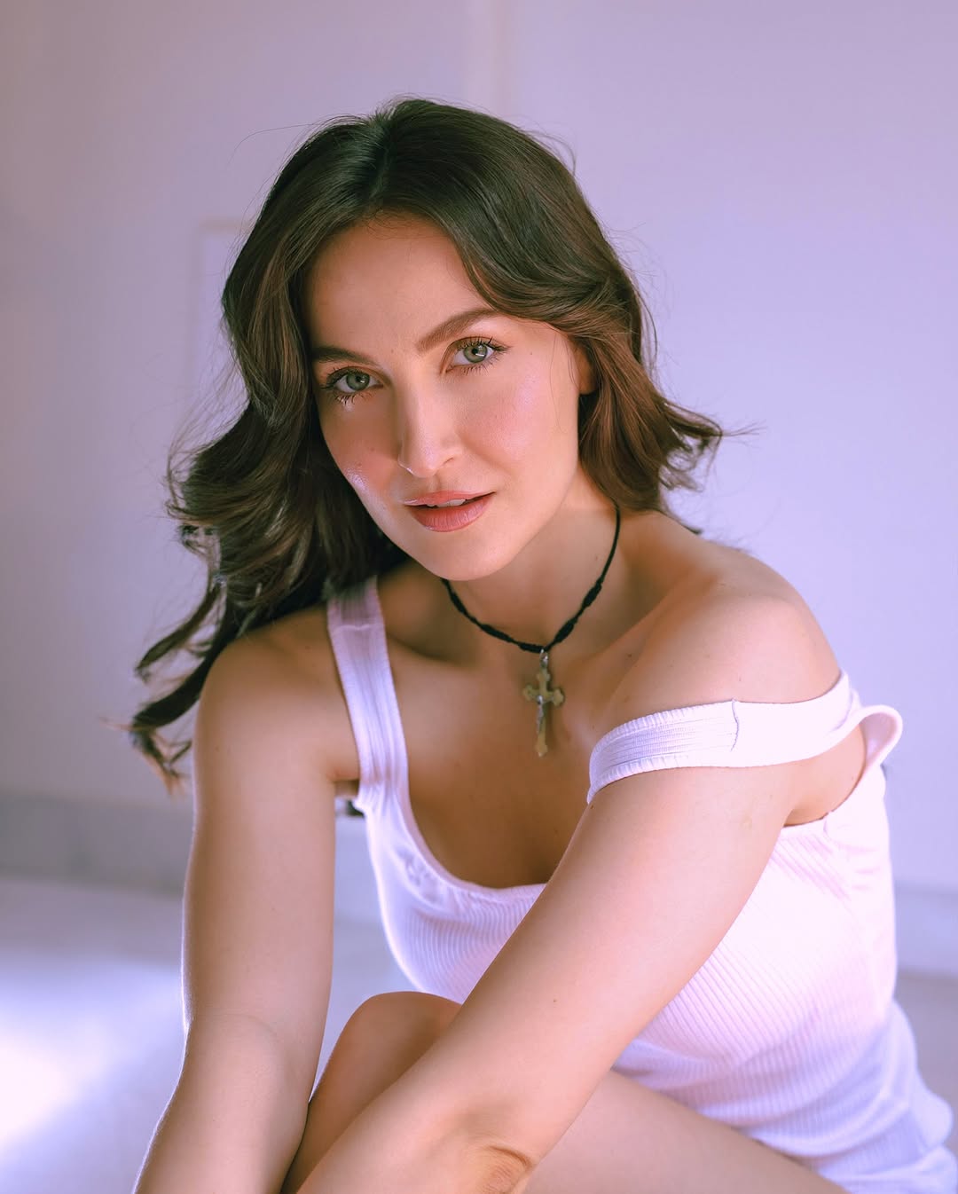 Elli Avram Stuns in White Outfit: Timeless Elegance and Bold Fashion