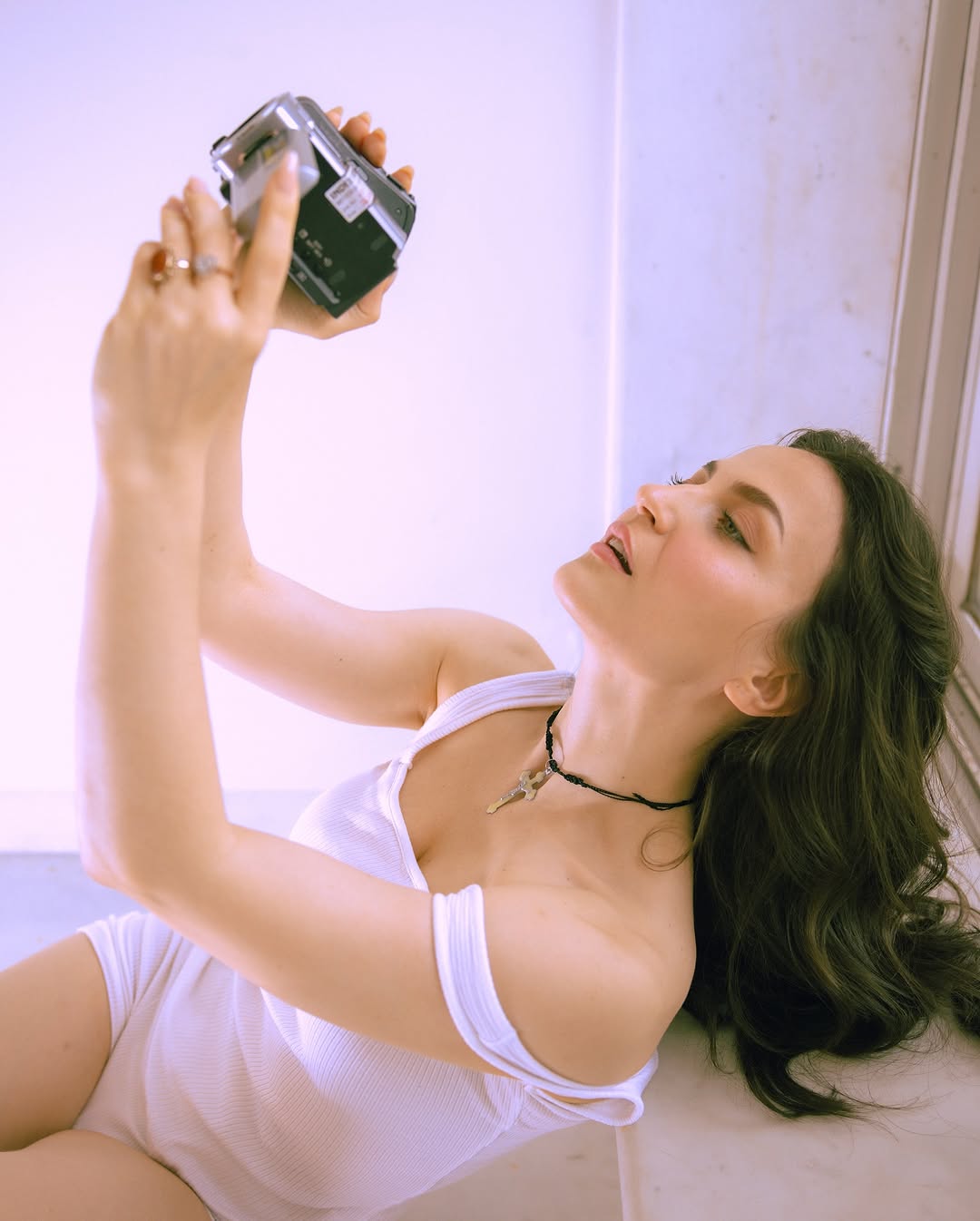 Elli Avram Stuns in White Outfit: Timeless Elegance and Bold Fashion