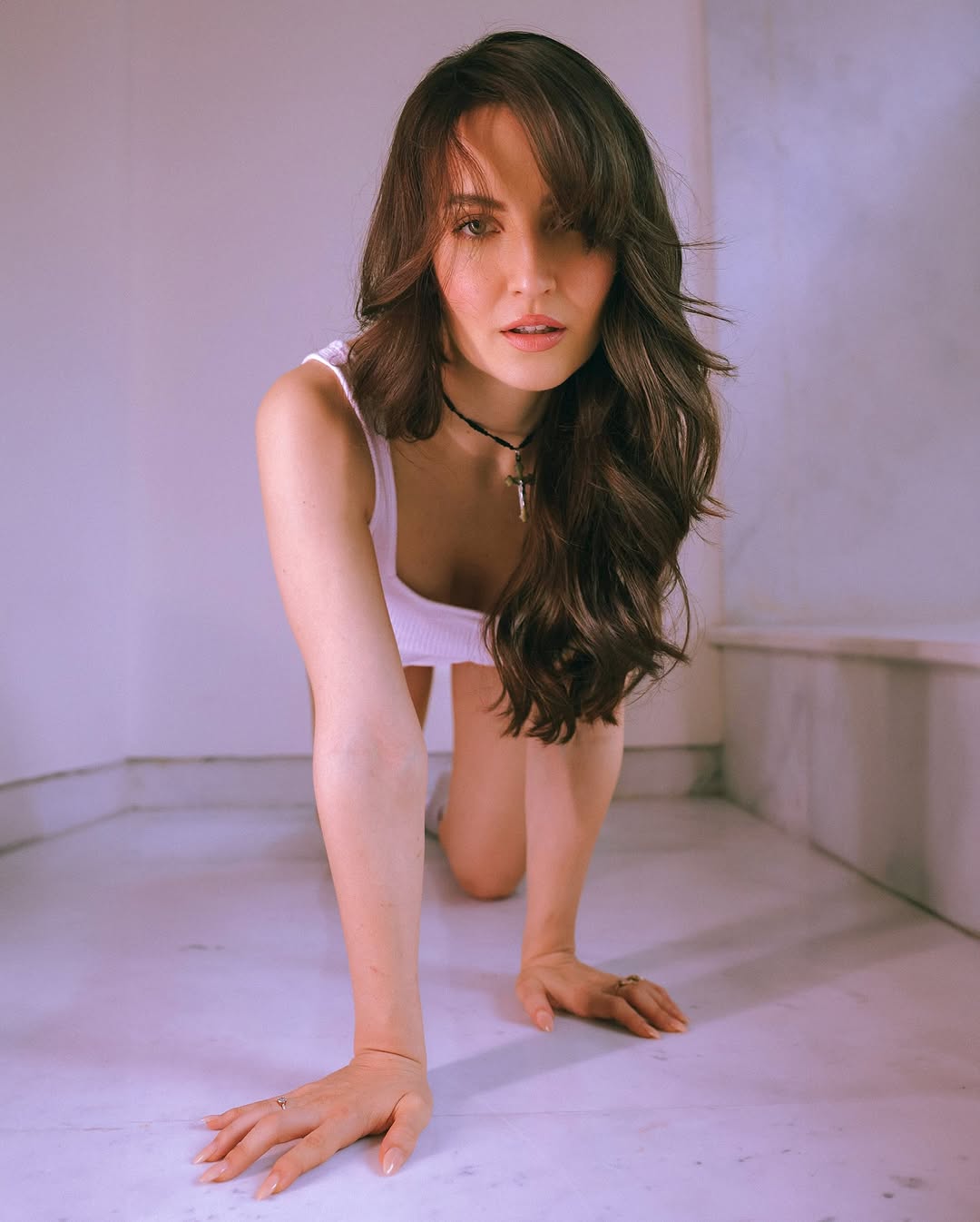 Elli Avram Stuns in White Outfit: Timeless Elegance and Bold Fashion