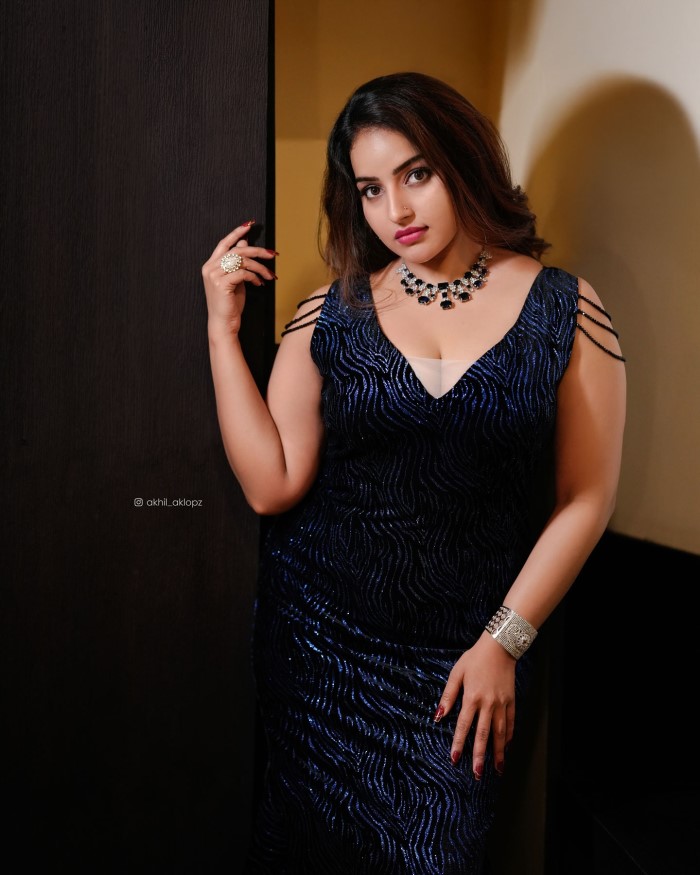 Her choice of bold, matching jewelry—necklace, earrings, and bracelets—accentuates the outfit beautifully, proving that statement accessories can elevate any look.