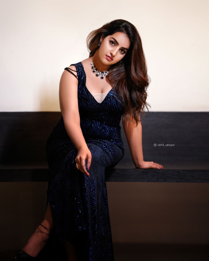 With rosy lips, subtle eye makeup, and perfectly contoured features, her makeup complements the outfit, keeping the overall vibe classy and sophisticated.