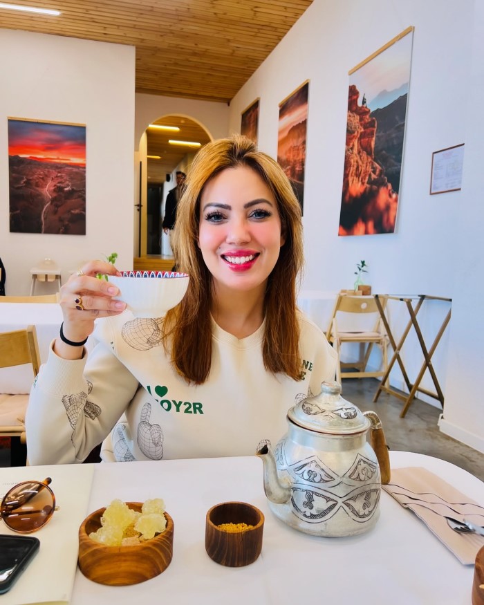 लेकिन हाल ही में वह कोरियोग्राफर और डायरेक्टर फराह खान के घर पर पहुंची थी। इस दौरान मुनमुन दत्ता से फराह खान ने बंगाली खाना बनाना सीखा।