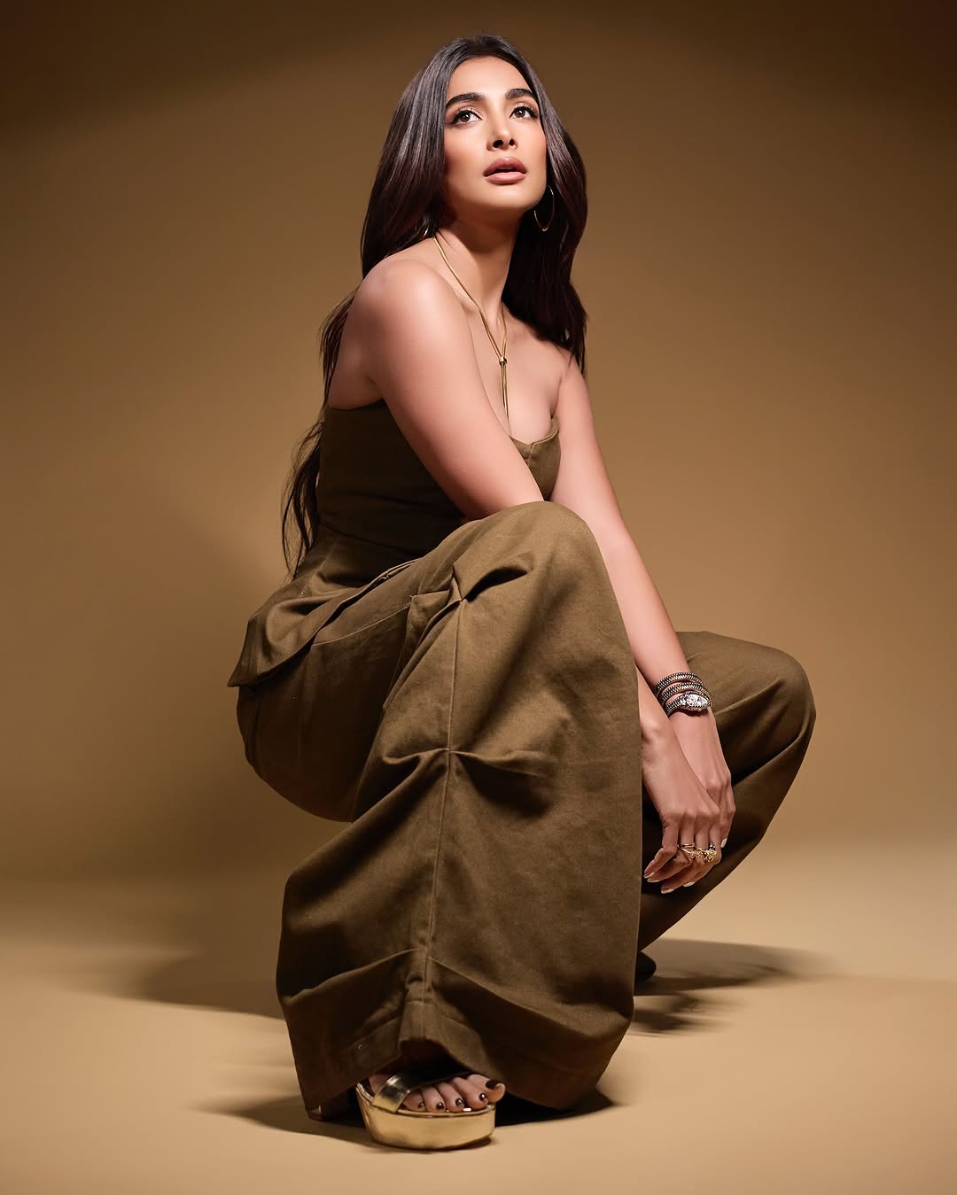 Pooja Hegde's Stunning Fashion: Effortless Elegance in Monochrome Style