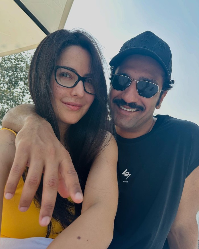 कैटरीना कैफ बॉलीवुड की एक मशहूर एक्ट्रेस है और काफी बेहतरीन फिल्मों में भी काम कर चुकी है। उन्होंने बॉलीवुड एक्टर विक्की कौशल के साथ में शादी की। जानकारी के लिए आपको बता दें कि विक्की, कैटरीना से 5 साल छोटे हैं।