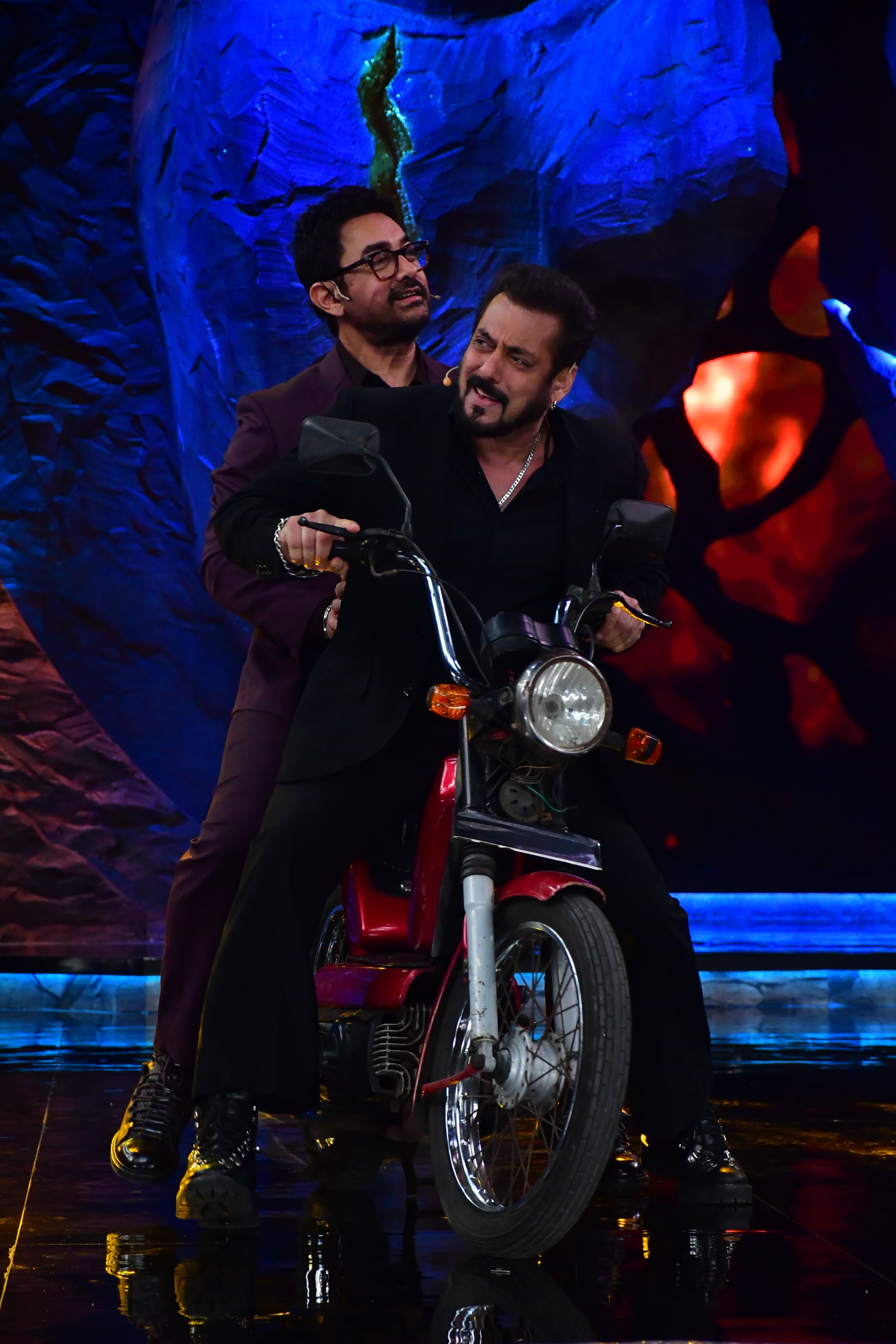 Salman Khan And Aamir Khan Recreate Iconic Andaz Apna Apna Moment On Bigg Boss Hindi Season 18 Grand Finale