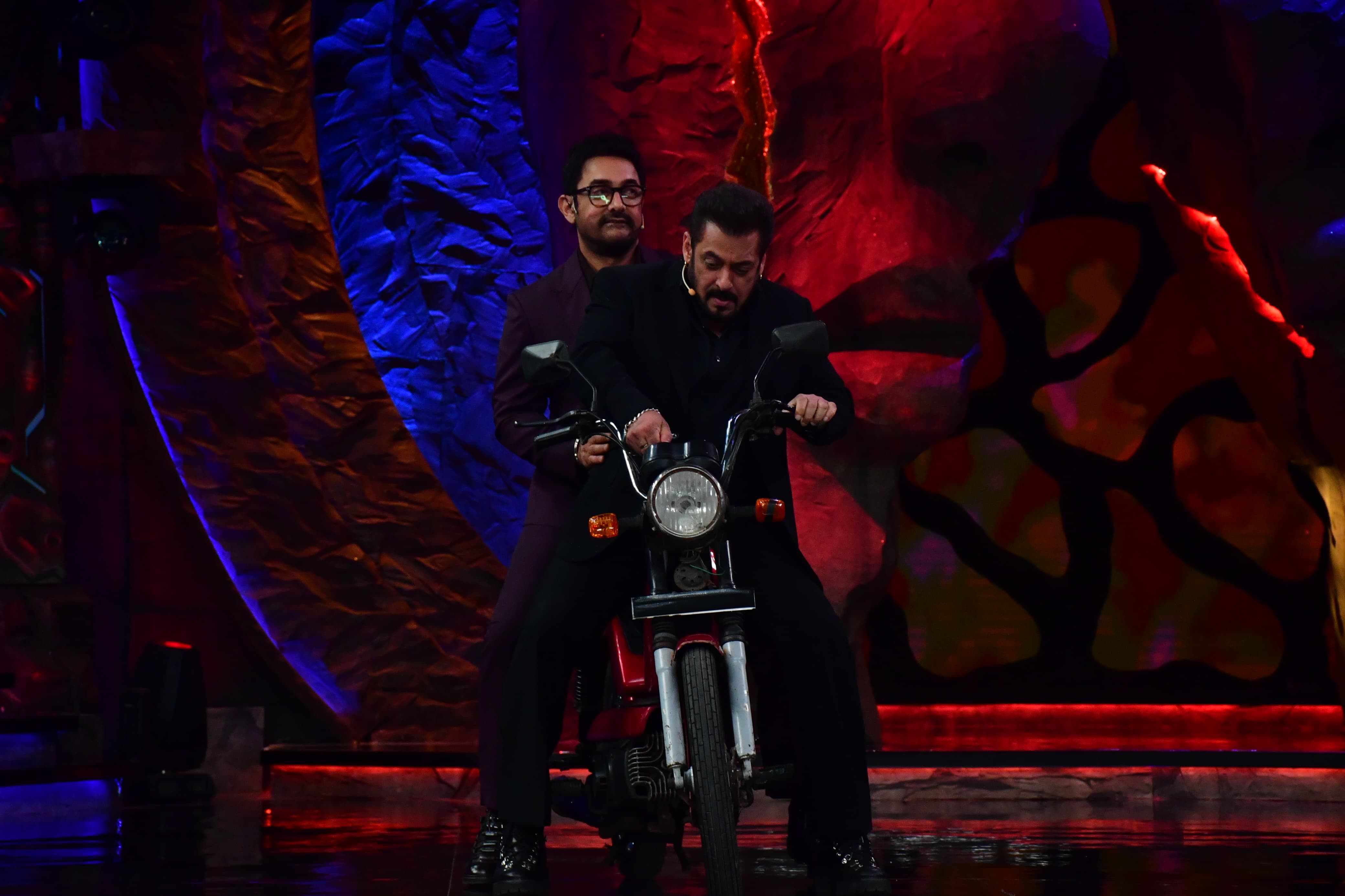Salman Khan And Aamir Khan Recreate Iconic Andaz Apna Apna Moment On Bigg Boss Hindi Season 18 Grand Finale