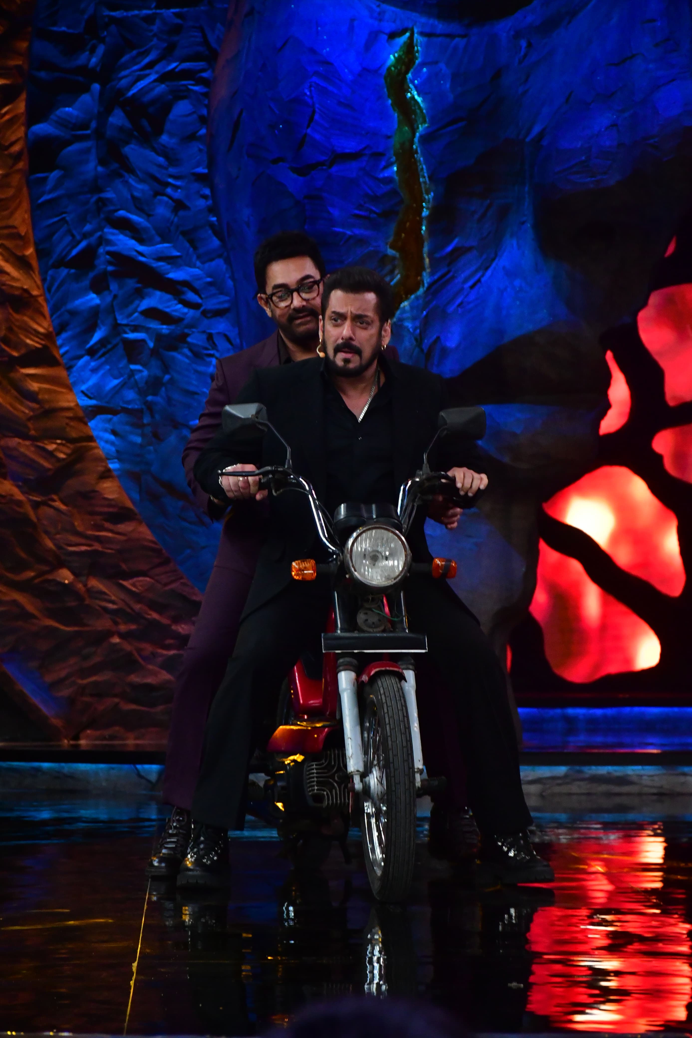 Salman Khan And Aamir Khan Recreate Iconic Andaz Apna Apna Moment On Bigg Boss Hindi Season 18 Grand Finale