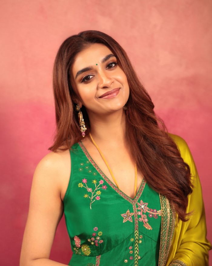 कीर्ति सुरेश भी साउथ फिल्म इंडस्ट्री की एक मशहूर एक्ट्रेस है और आपको बता दे कि हाल ही में उन्होंने बॉलीवुड डेब्यू भी किया है। लेकिन उनकी पुरानी और आपकी तस्वीरों में काफी अंतर देखने को मिलता है।