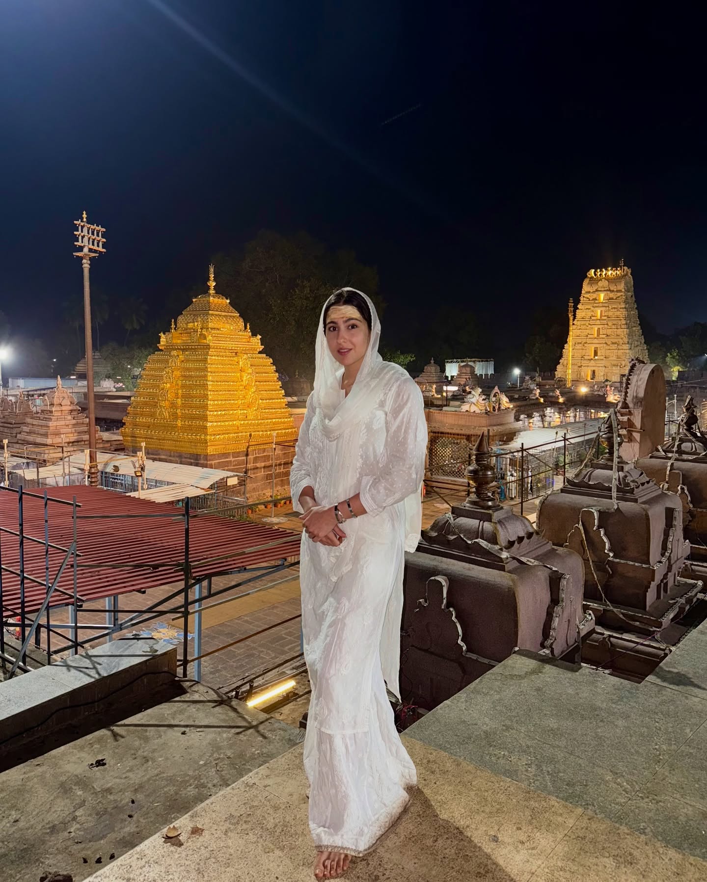 Sara Ali Khan Begins New Year 2025 With A Divine Visit To Srisailam Mallikarjun Jyotirlinga Temple.