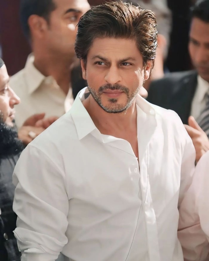 शाहरुख खान बॉलीवुड के किंग खान माने जाते हैं और आपको बता दें कि साल 1992 में उनकी फिल्म दीवाना रिलीज हुई थी