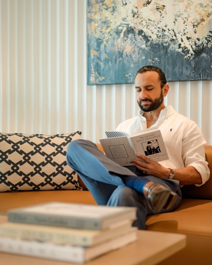 सैफ अली खान भी बॉलीवुड के एक जाने माने अभिनेता है और आपको बता दे कि उन्होंने साल 1993 में रिलीज हुई 'परंपरा' फिल्म से बॉलीवुड डेब्यू किया था