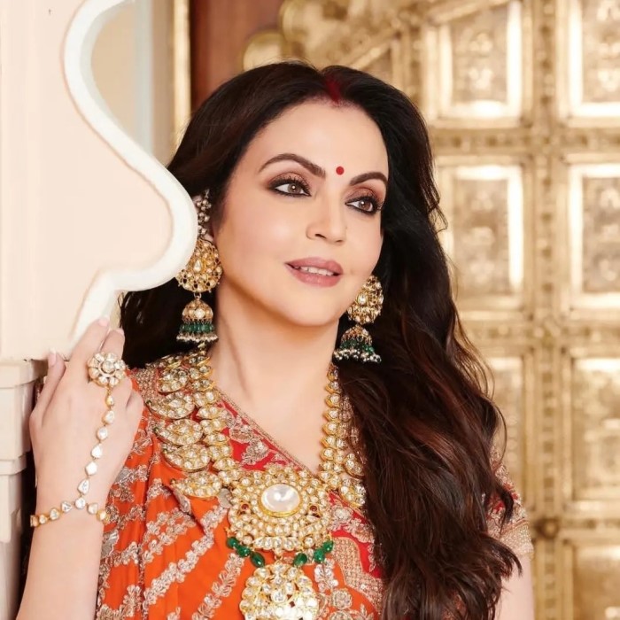 बिजनेसवुमेन नीता अंबानी का घर भी गौरी खान ने ही डिजाइन किया है और आपको बता दें कि गौरी खान ने उनके कई सारे ऑफिस भी डिजाइन किए हुए हैं।