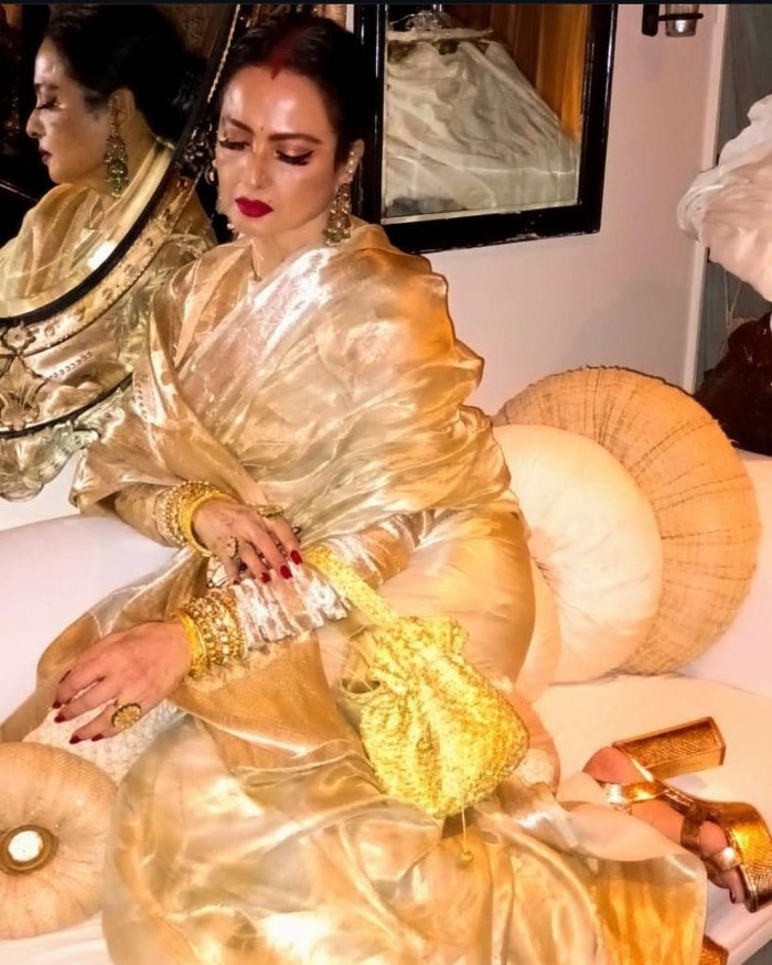 रेखा को बॉलीवुड की एवरग्रीन एक्ट्रेस माना जाता है और आपको बता दें कि उनका नाम अमिताभ बच्चन के साथ में काफी ज्यादा चर्चा का विषय बन गया था