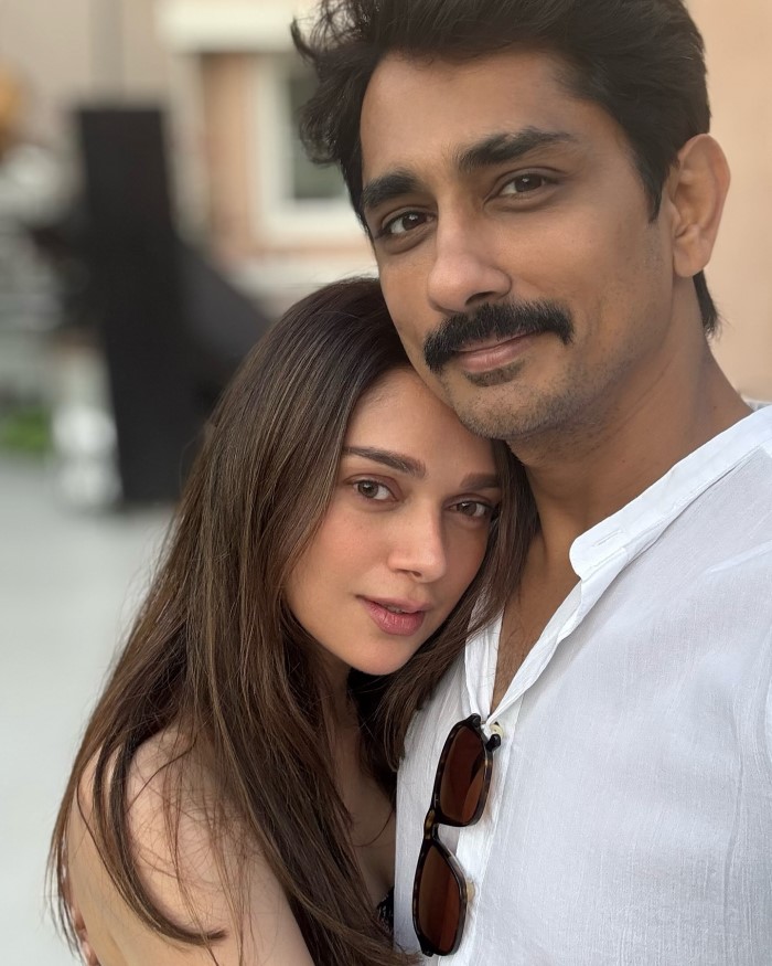 अदिति राव हैदरी भी बॉलीवुड की एक मशहूर एक्ट्रेस है और अपनी खूबसूरती के लिए काफी फेमस है। लेकिन उनकी पहली शादी सत्यदीप मिश्रा के साथ में हुई थी
