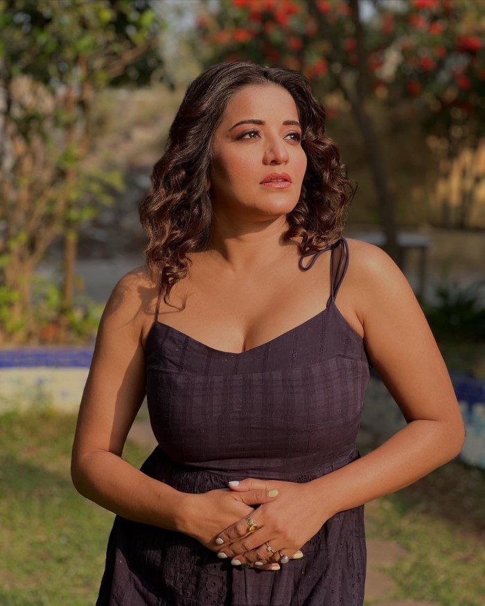 Antara Biswas (Monalisa): Known professionally as Monalisa, she is a prominent Bhojpuri actress who gained fame through her role in 