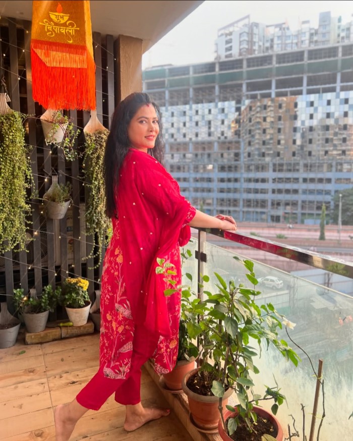 Seema Singh: Seema Singh is a Bhojpuri actress who has made a name for herself with her performances in various films.