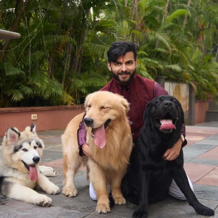 Age: Born in 1995, Veer Pahariya is 30 years old, making his mark in the film industry with his much-anticipated debut.