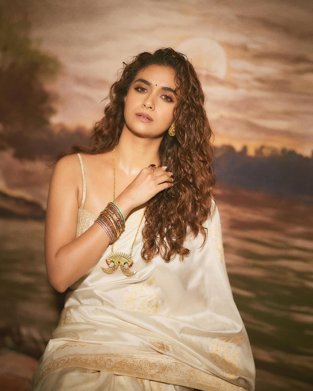 Actess Keerthy Suresh Looks Dreamy In An Ivory Saree Check Out Pics