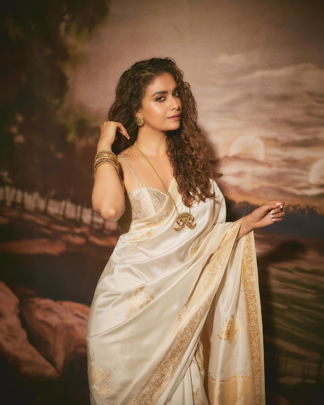 Actess Keerthy Suresh Looks Dreamy In An Ivory Saree Check Out Pics