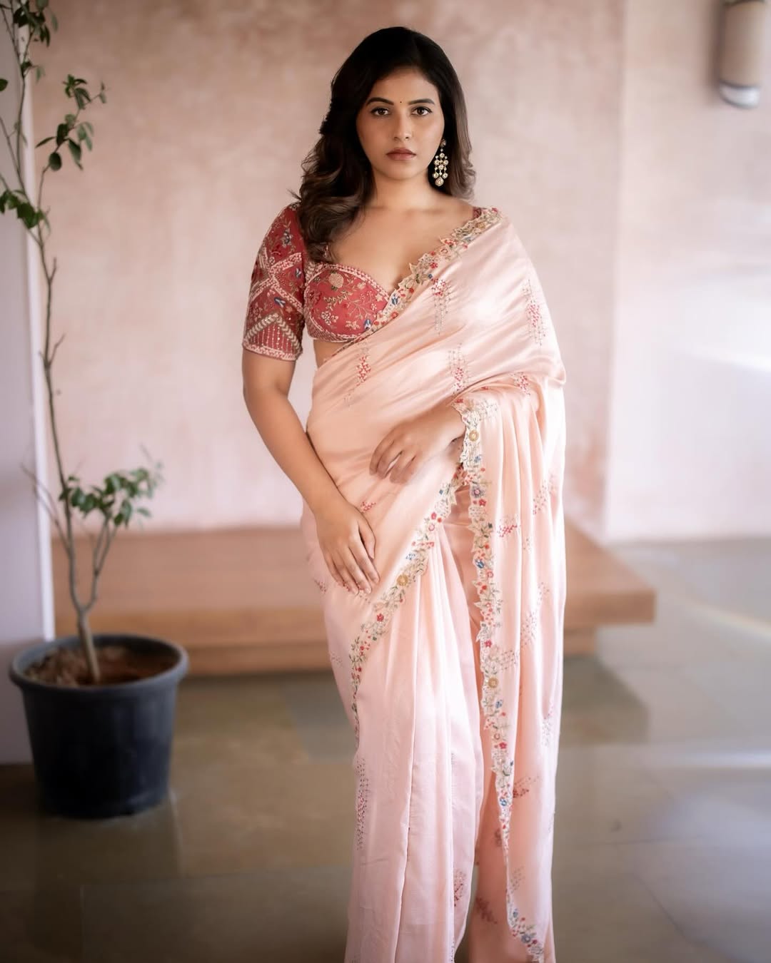 Anjali’s Elegant Saree Look: Graceful Fashion with a Modern Twist