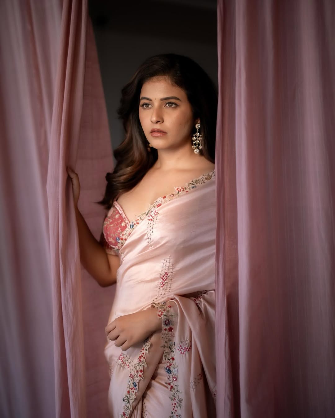 Anjali’s Elegant Saree Look: Graceful Fashion with a Modern Twist