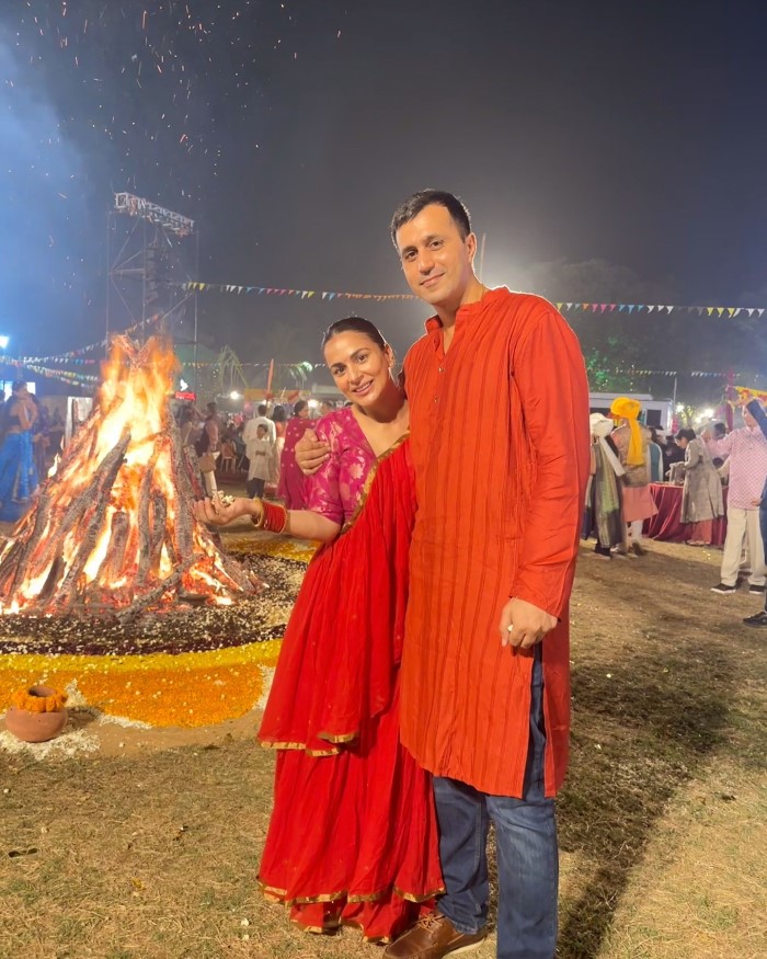 श्रद्धा आर्या और राहुल नागल ने भी 2021 में शादी की थी। श्रद्धा के पति एक नेवी अवसर है और आपको बता दें कि कुछ वक्त पहले एक्ट्रेस ने दो जुड़वा बच्चों एक बेटा और एक बेटी को जन्म दिया था।