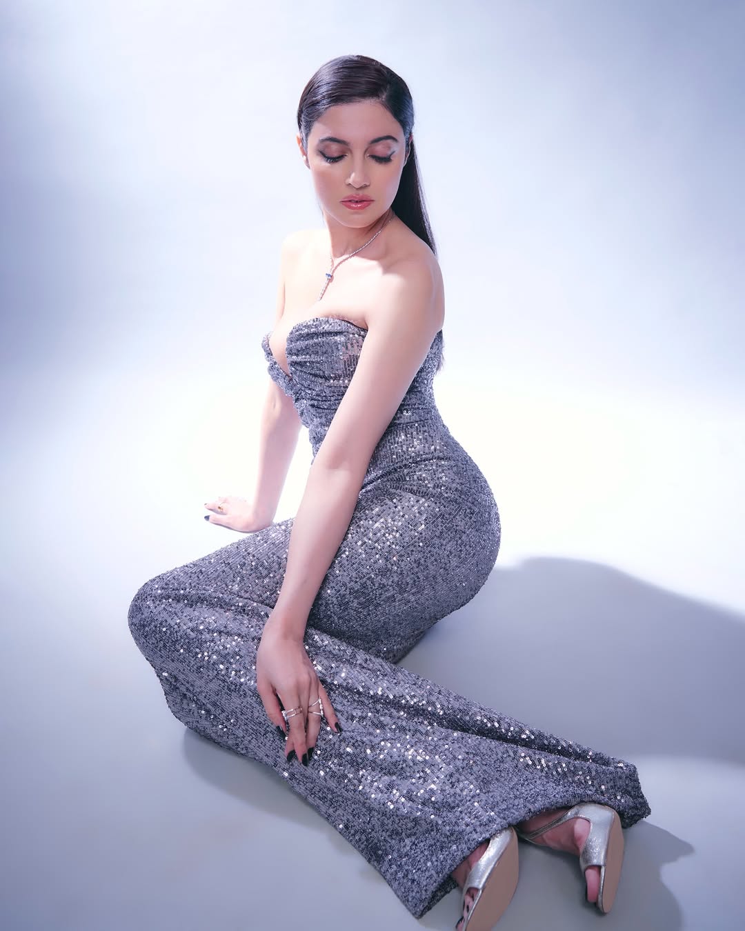 Divya Khossla's Stunning Fashion & Glamorous Looks in a Silver Gown