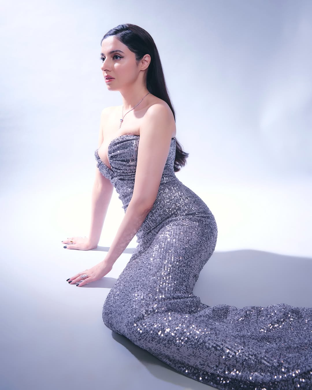 Divya Khossla's Stunning Fashion & Glamorous Looks in a Silver Gown