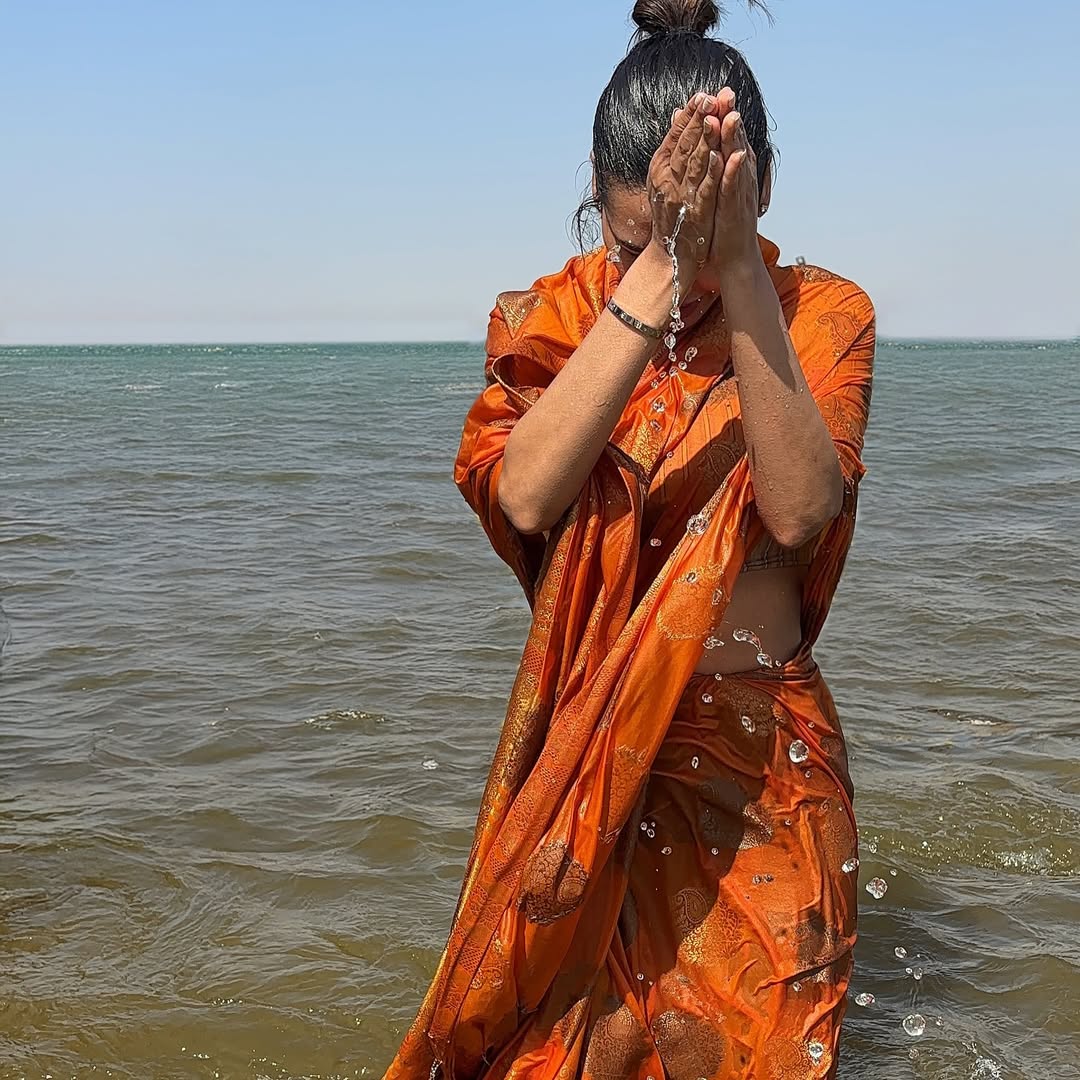 Esha Gupta Embraces Spirituality with a Holy Dip at Maha Kumbh, Highlights Deep Connection