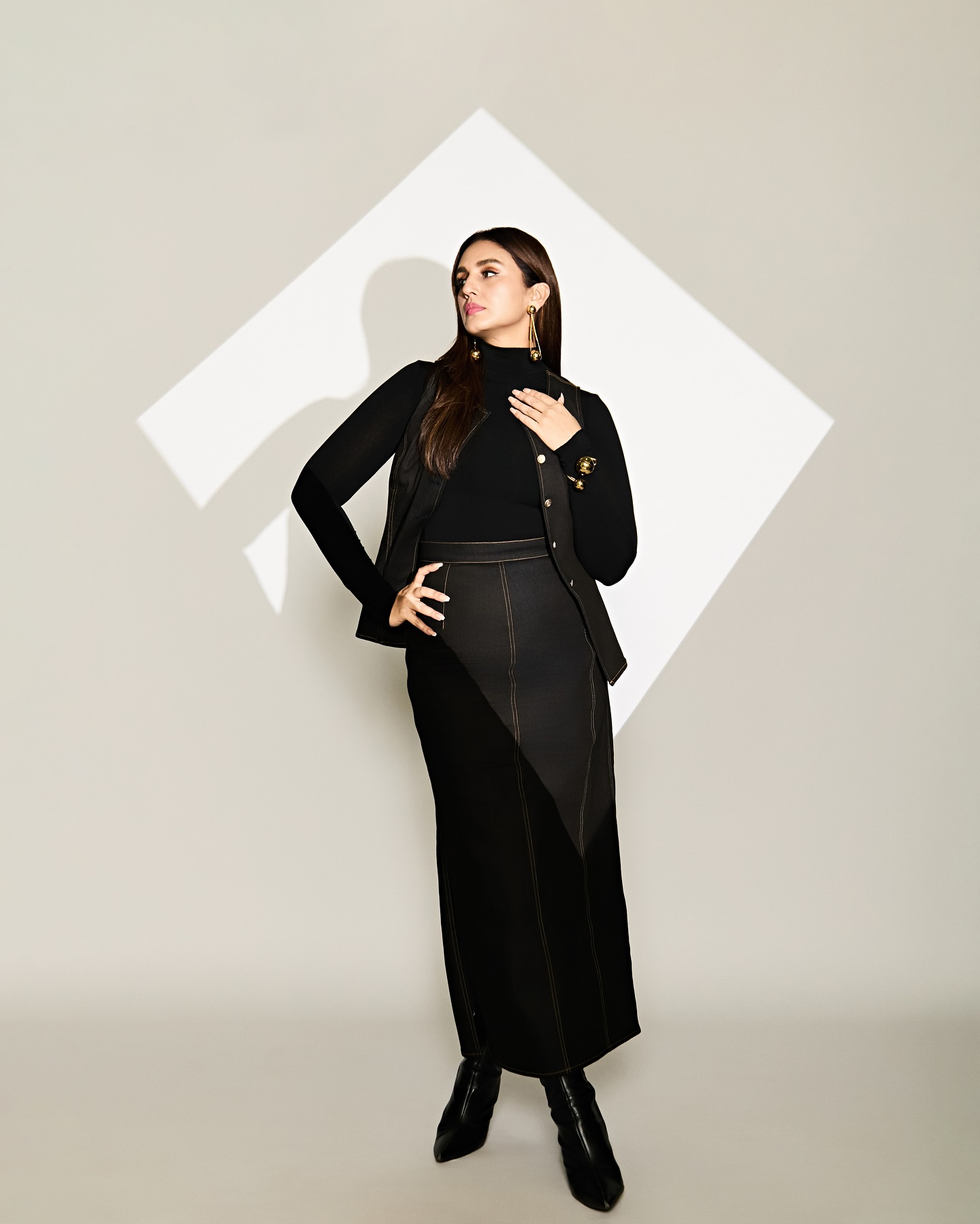 Huma Qureshi, who is sharing the screen with Yash in Toxic Strike, poses in a stylish black outfit