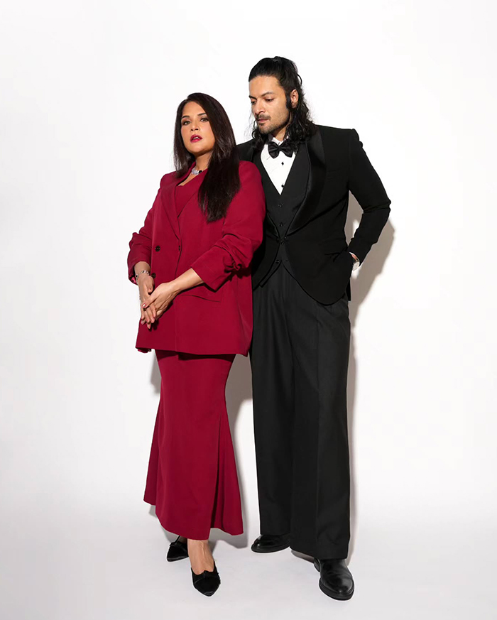 अली फजल और ऋचा चड्ढा भी बॉलीवुड के बहुत ही प्यारे कपल माने जाते हैं। साल 2012 में दोनों की पहली मुलाकात फिल्म फुकरे के दौरान हुई