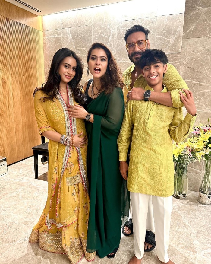 अजय देवगन और काजोल बॉलीवुड के बहुत ही दिलचस्प कपल कहे जाते हैं और आपको बता दें कि फिल्म हलचल के सेट पर दोनों एक दूसरे से प्यार कर बैठे थे