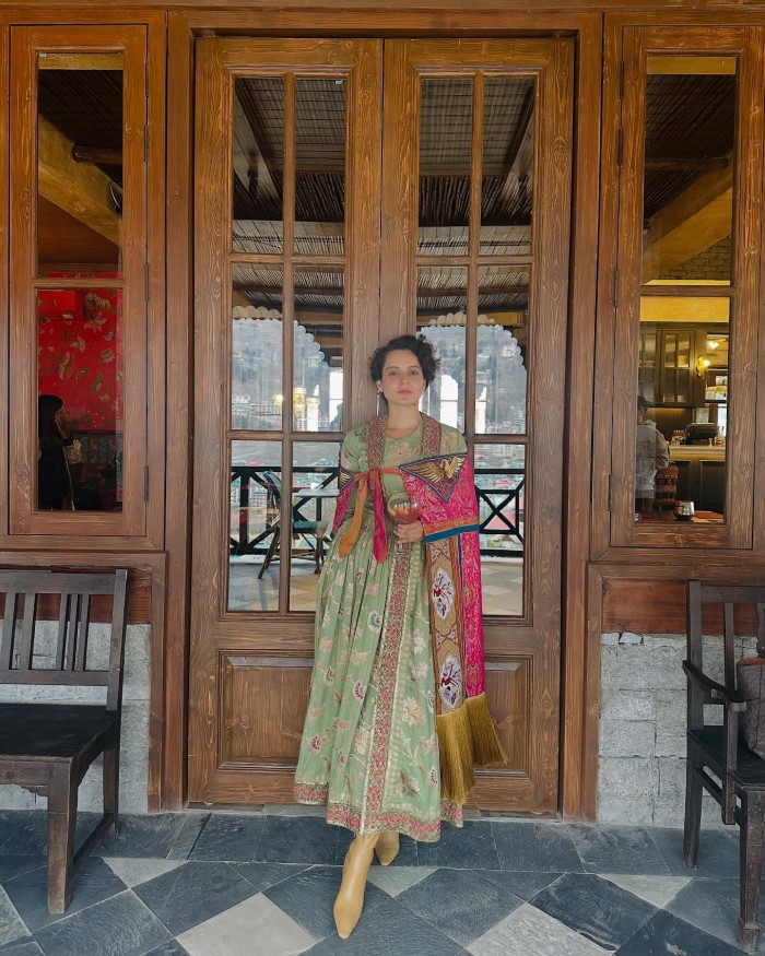 कंगना रनौत को बॉलीवुड की क्वीन कहा जाता है और आपको बता दें कि वह कई बार अपने इंटरव्यूज में भी यह कह चुकी है कि जब वह छोटी थी तो उनके पिता से कुछ खास बनती नहीं थी