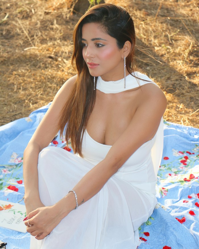 Kate Sharma Latest Photoshoot in Goa – Elegant & Stunning Looks