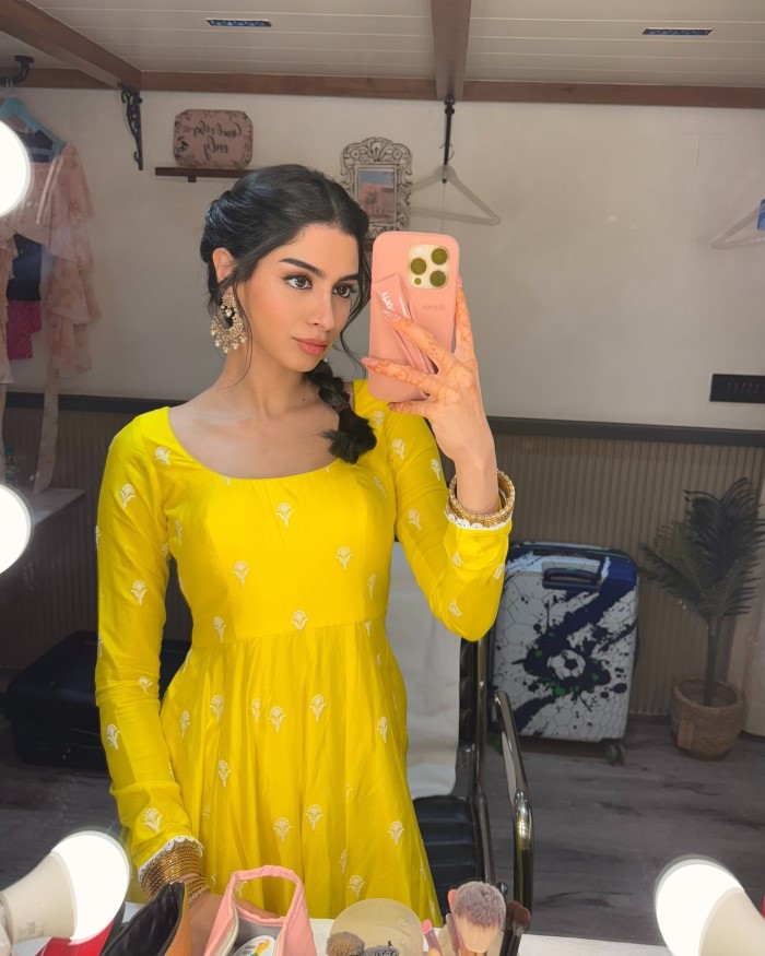 Khushi Kapoor reveals people make fun of her looks in her childhood comparison with sridevi janhvi Kapoor