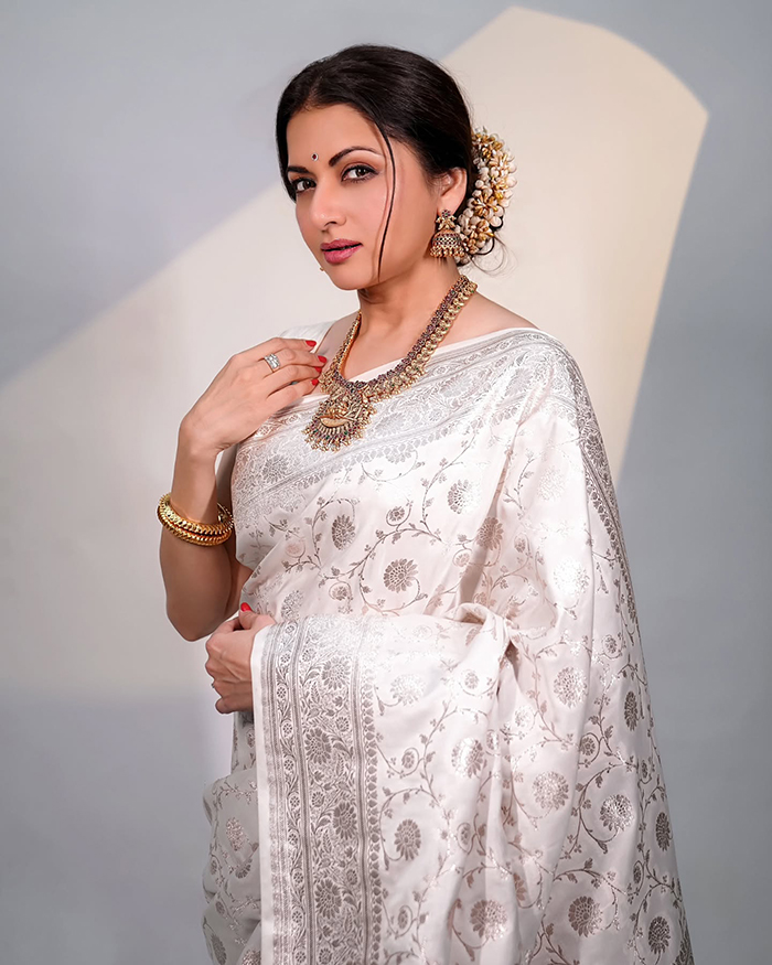 भाग्यश्री बॉलीवुड की एक मशहूर अभिनेत्री है और सलमान खान की फिल्म से उन्होंने बॉलीवुड में एंट्री मारी थी