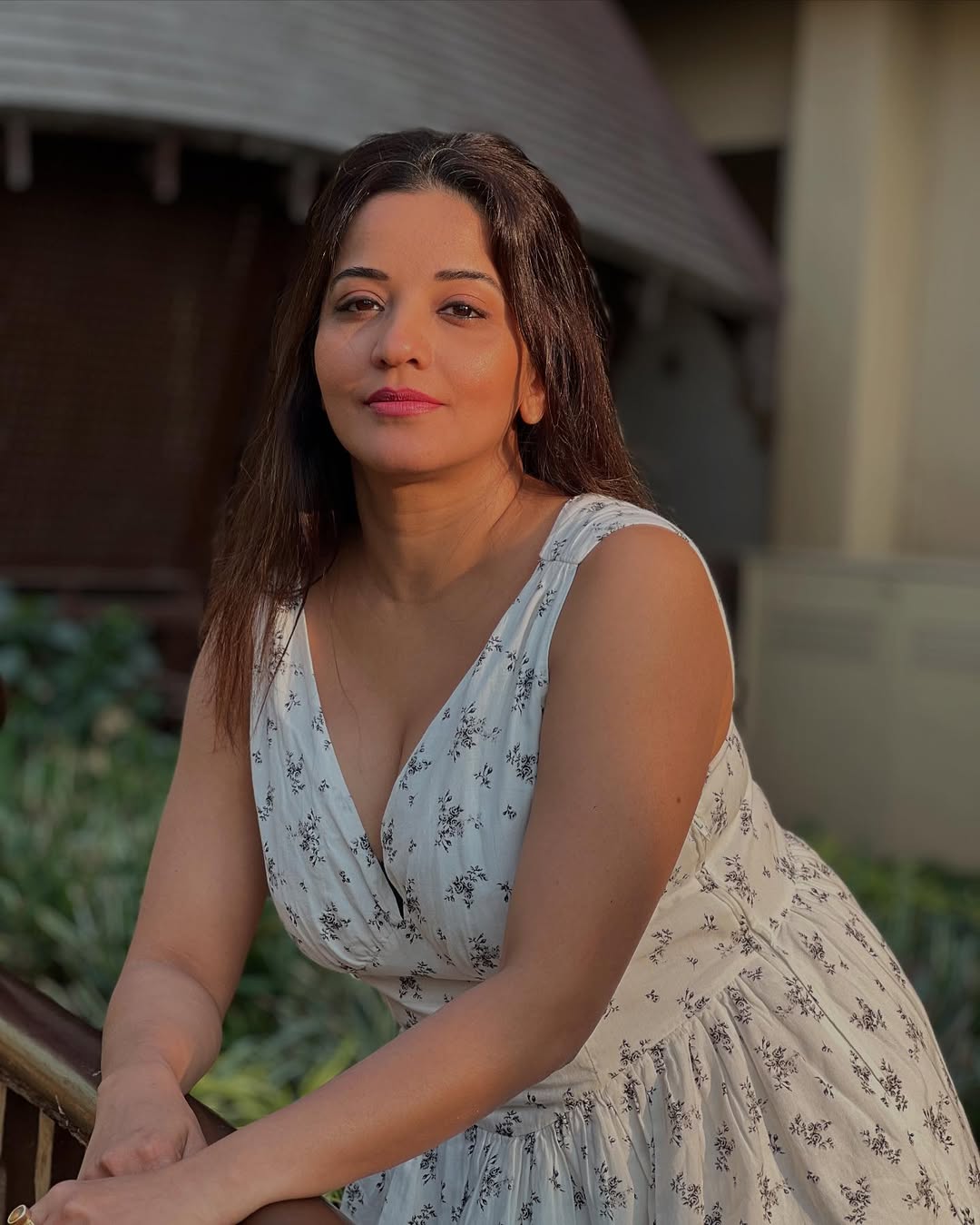 Monalisa’s Elegant Floral Dress Look Enjoys Vacation In Beach