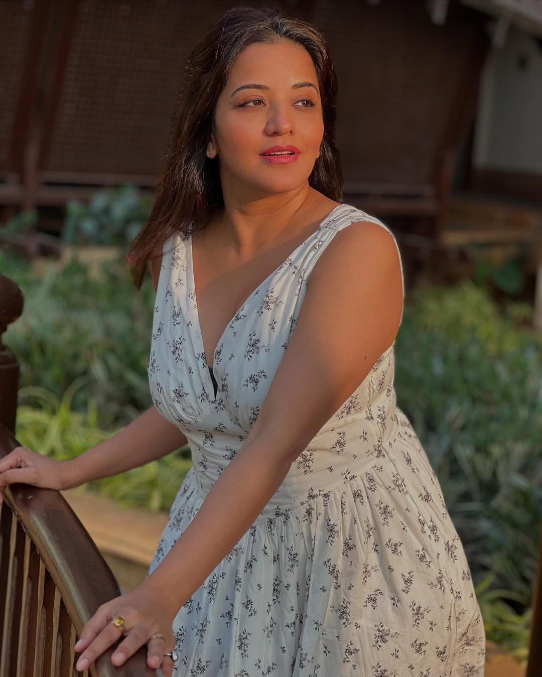 Monalisa’s Elegant Floral Dress Look Enjoys Vacation In Beach