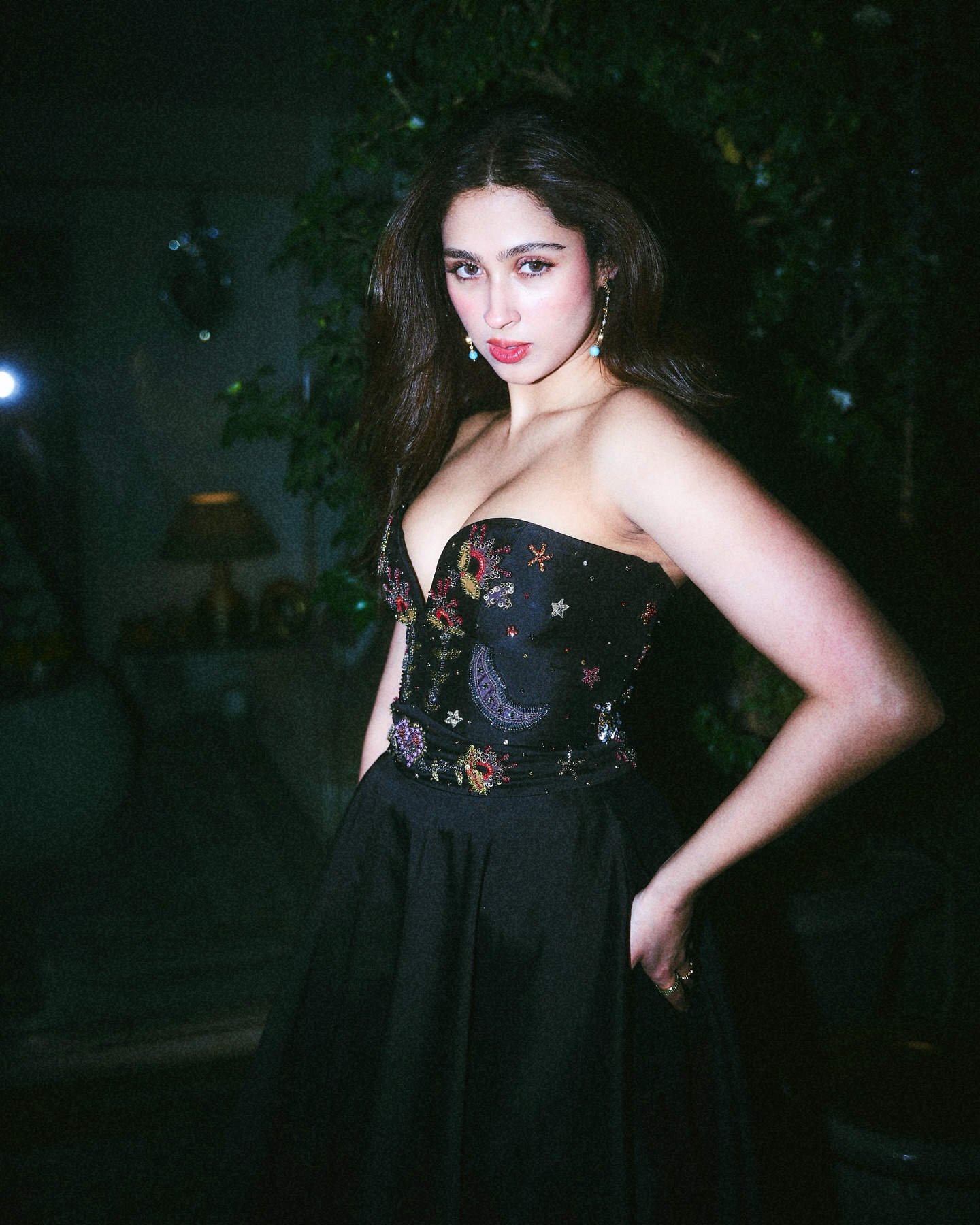 Pashmina Roshan Stuns in Black Outfit: Glamour and Sophistication Redefined