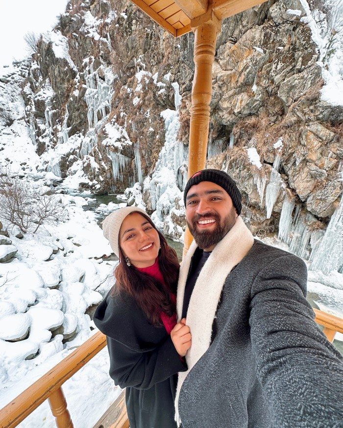 Resty Kamboj & Neha Bagga's Romantic Kashmir Snow Ride And Photoshoot