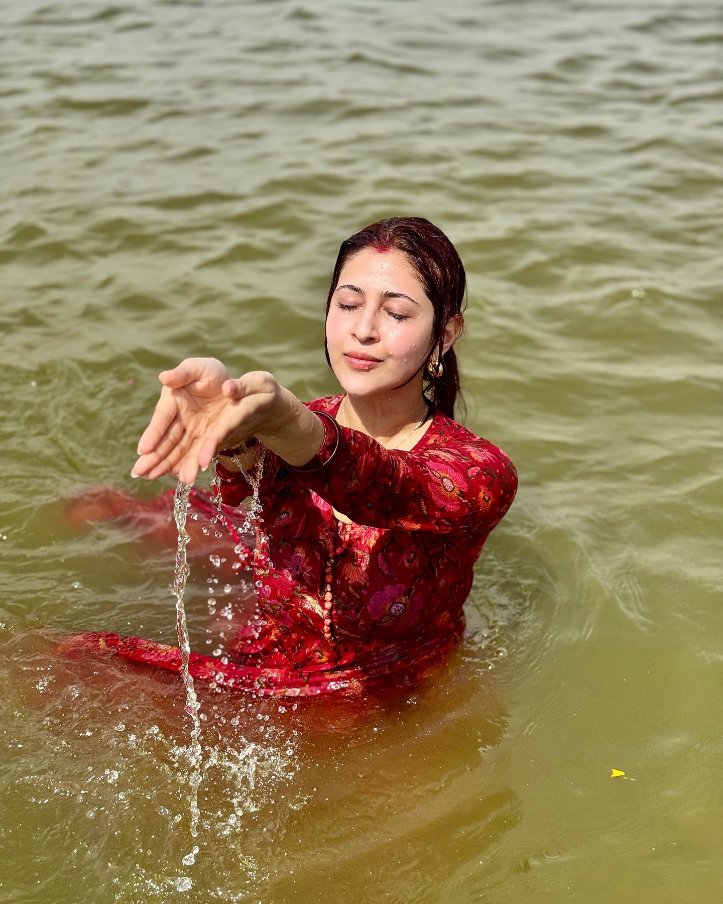 Sonarika Bhadoria Takes Spiritual Dip at Maha Kumbh Mela 2025