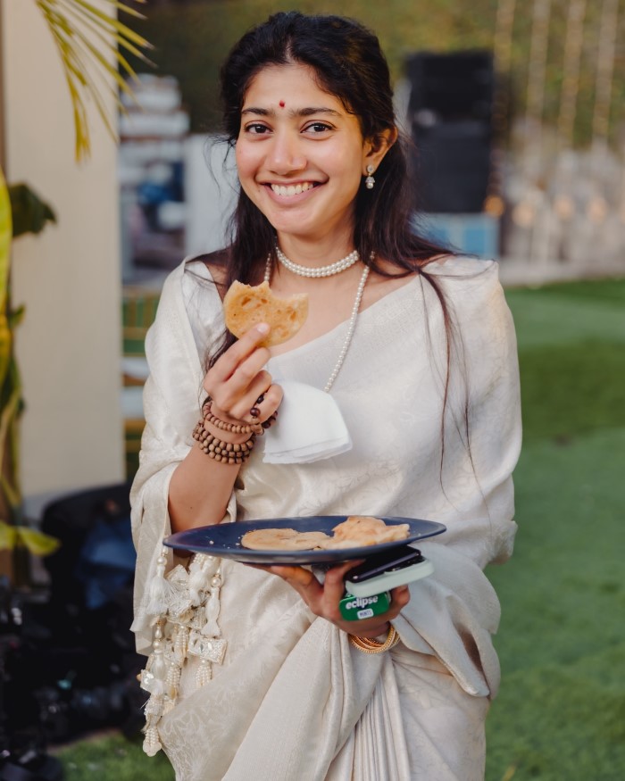 सई पल्ल्वी साउथ फिल्म इंडस्ट्री की एक मशहूर अभिनेत्री है और आपको बता दें कि जल्दी ही उनको नितेश तिवारी के निर्देशन में बन रही रणबीर कपूर की फिल्म रामायण पार्ट 1 में माता सीता के किरदार में देखा जाने वाला है।