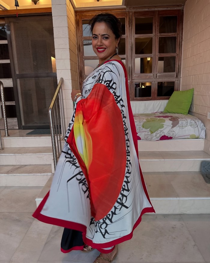 समीरा रेड्डी भी बॉलीवुड की एक जानी-मानी एक्ट्रेस रह चुकी है और उनको मुसाफिर से लेकर इश्क ना करियो जैसी बेहतरीन फिल्मों में आइटम नंबर करते हुए देखा जा चुका है