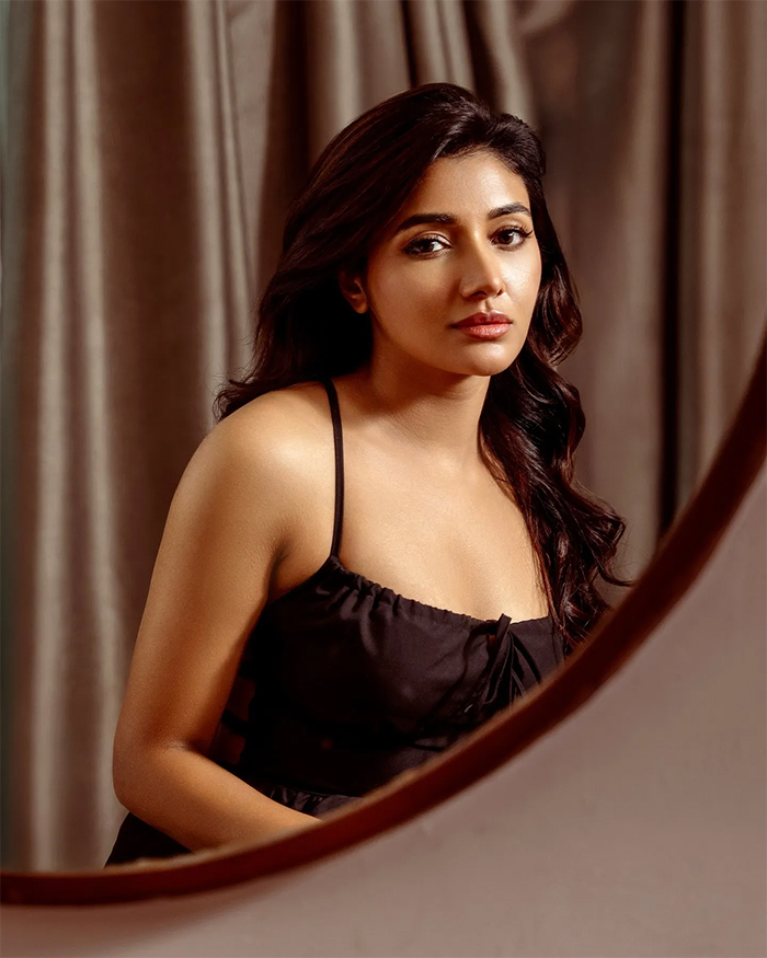 Actress Mirnaa latest photoshoot