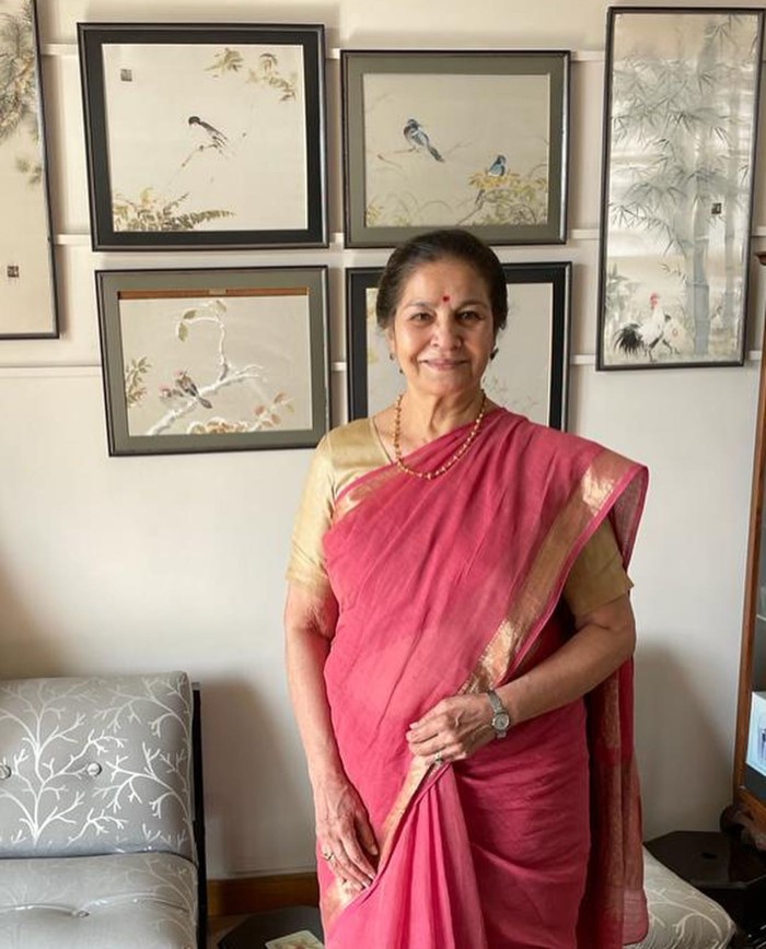 सुहासिनी मुले भी बॉलीवुड की एक जानी-मानी अभिनेत्री है और आपको बता दें कि उन्होंने 60 साल की उम्र में साइंटिस्ट अतुल गुर्टू के साथ में शादी रचाई थी।