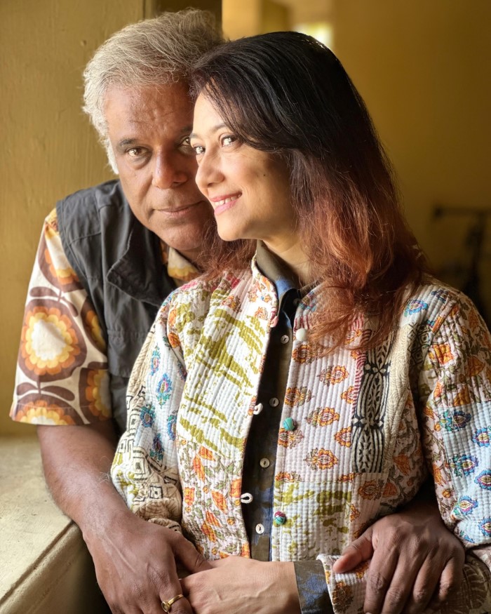 आशीष विद्यार्थी भी बॉलीवुड के जाने-माने अभिनेता है और उन्होंने 60 साल की उम्र में रूपाली बरुआ के साथ में शादी रचाई। अक्सर सोशल मीडिया पर उनकी तस्वीर खूब वायरल होती रहती हैं।